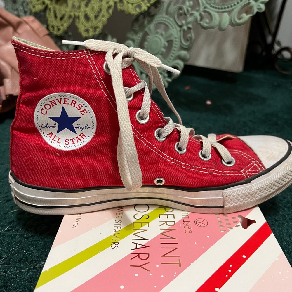 High top red converse.